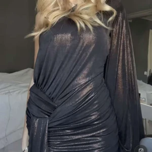 klänning - Klänning från Zara. storlek xs. nypris 500 kr. lånad bild, har inga egna eftersom den är för liten❤️