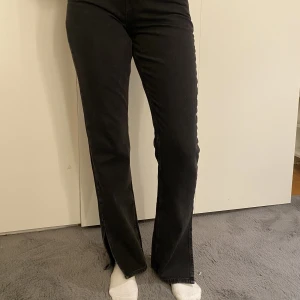 Svarta jeans med slits - Svarta raka jeans från Nelly. Slits nere vid foten och midwaist.
