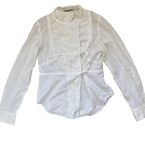 Filippa K blus - Asymmetrisk blus som man knyter från Filippa K. Jättefin och i bra skick. Fri frakt om du köper för över 300 kr 🎐🪡🤍