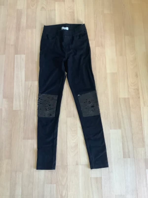 Jeans  - Dom är från H&M och paljetterna kan ändra färg när man drar dem upp. De är i storleken 158 12-13år. (Det är tygbyxor).