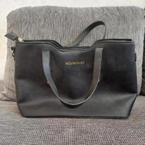 Handväska  - En handväska med flera fickor. Bra skick. Har använt den några gånger. 