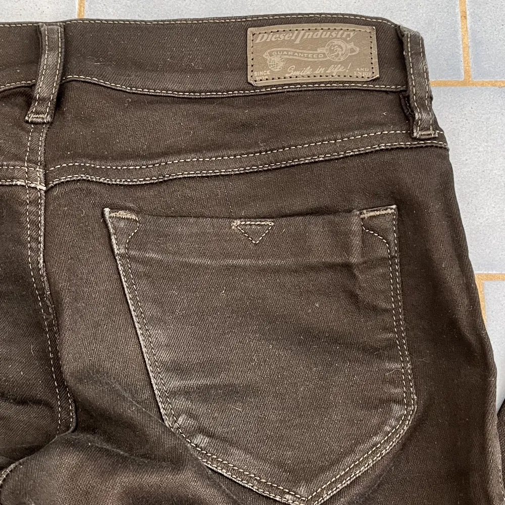 Svarta diesel industry bootcut jeans i w29, l 32. Midja rakt över 36, innerben 77💞. Jeans & Byxor.