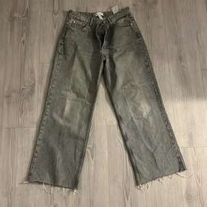 Gråa jeans - Ljusgrå low waist jeans från zara.  Stl 38