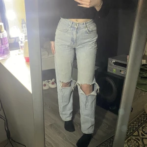 Jeans  - ljusblåa Jeans från Ginatricot. stl 34 i vilken model vet jag inte. dom sitter inte bra på mig längre och är lite slitna men hade vart fina på nån annan🤗