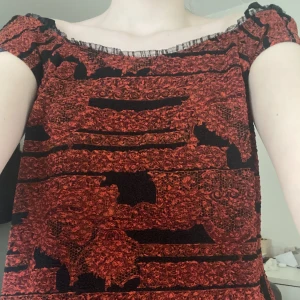 Topp  - Rödsvart fin topp med coola detaljer.  Nyskick 