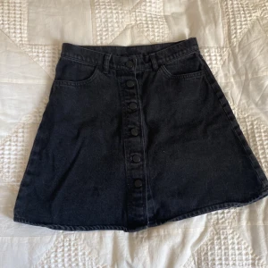 Jeanskjol - Svart jeanskjol som tyvärr inte kommer till användning!