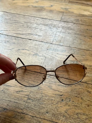 Solglasögon  - Solglasögon som jag aldrig använt, från 2hand men i mkt bra skick