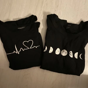 Svarta t-shirts med tryck - Svarta kortärmade tshirts med vita tryck, strl M på båda. Använda men i fint skick. Säljer 25kr/styck+frakt 