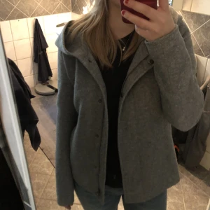 Intressekoll - Intressekoll på min kappa från VERO MODA. Samma jacka på sista bilden fast i en ljusare grå. Super fin övergångsjacka 