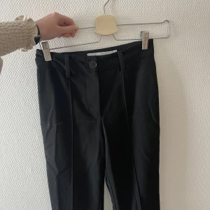 Kostymbyxor  - Svart kostymbyxa från Berhska. Fint skick!