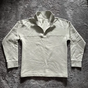 Beige half zip - Nypris: 790kr. Använd kanske 3 gånger sammanlagt och skicket är 10/10. Säljer pågrund av att den inte är riktigt min stil.