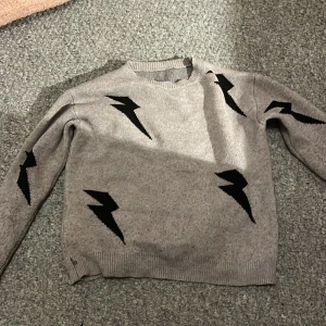 Stickad kofta  - Fin stickad kofta med blixtar på ⚡️ 
