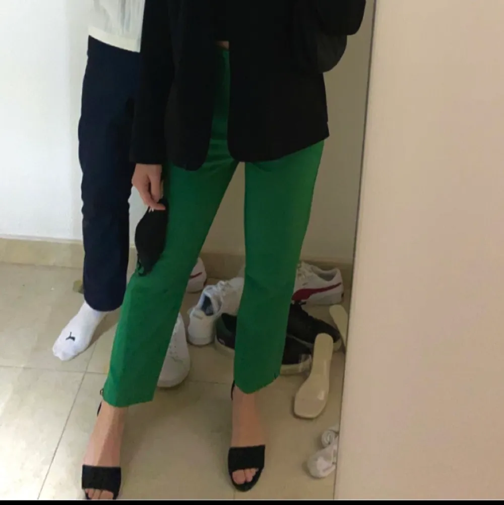 Gröna kostymbyxor från stradivarius. Använd fåtal gånger . Jeans & Byxor.