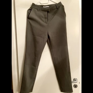 Bruna kostymbyxor  - Snygga kostymbyxor, använda en gång. 