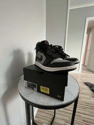 Skor - Jordan 1 storlek 41 använt bara 3 gånger man får med kartong 