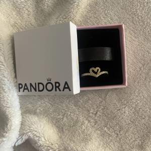 Guld färgad Pandora ring med hjärta i nyskick, köpt för 600kr säljer för 400kr, omkretsen är ungefär 58 mm💓