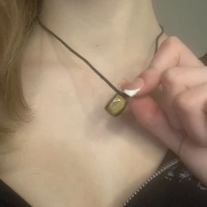 Tigeröga halsband - Ett vintage halsband med tigeröga. Läder snöre 