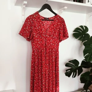 Sommarklänning  - Lång, tunn sommarklänning från Shein med blommönster och volang + korta ärmar. Superfin men lite liten i bysten.