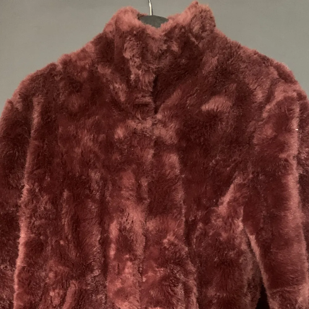 A wonderful wine red coat in faux fur. Bargain price!. Jackor.
