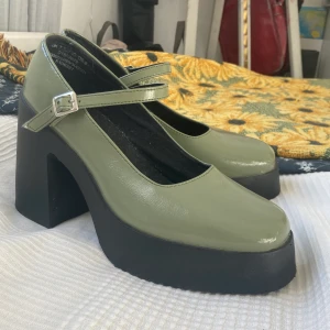 ASOS gröna klackskor - Gröna klackskor med platå från ASOS. Köpta för två år sedan för 399 men knappt använda. De är i storlek 40 men passar mig som har 39. Ena skon har några små svarta märken på insidan (sista bilden), men de syns knappt.