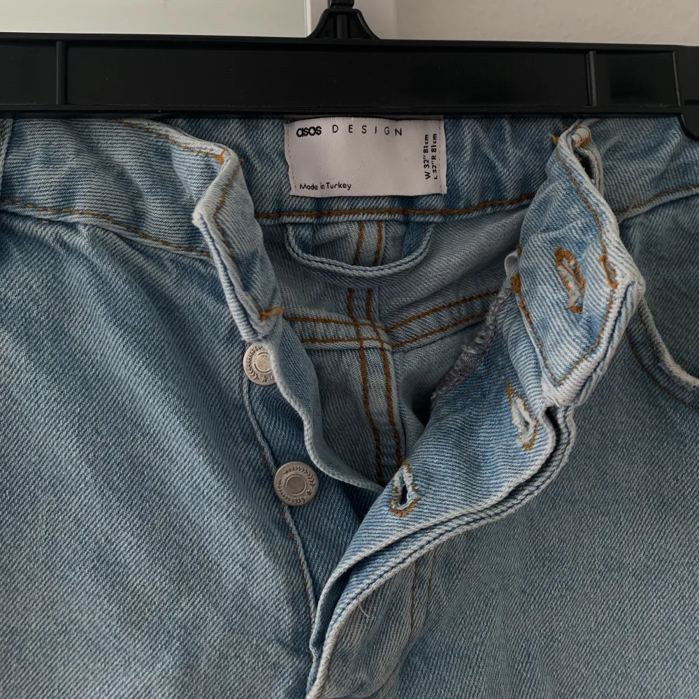 snygga ljusblå jeans köpta på asos i strl 32/32, sitter bra i längden på min kille som är ca 180cm⚡️. Jeans & Byxor.