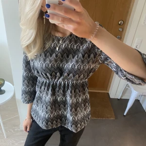 Missoni mönstrad topp  - Sååå sjukt snygg missoni mönstrad topp med lite kortare utsvängda ärmar, aldrig använd