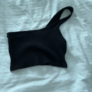 Svart topp - Fin svart topp med ärm på en sida från shein❤️