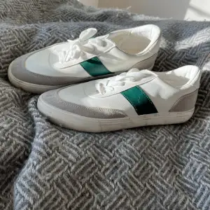 Sneakers köpta på Asos. Endast använda ett fåtal gånger. Små i storleken 