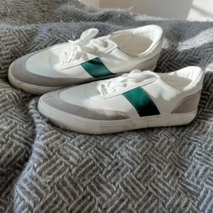 Sneakers från Asos  - Sneakers köpta på Asos. Endast använda ett fåtal gånger. Små i storleken 