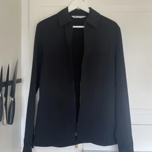 Kofta / overshirt - Använd en gång så toppskick. S men är från zara herr så den är lite oversized. Har fickor på bröstet och lite tjockare och stadigare i tyget. Funkar som jacka när det är varmt! Var bäst ljus i köket därav knivarna… 🤠