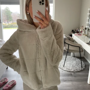 Pälsjacka - Mysig beige pälsjacka💖