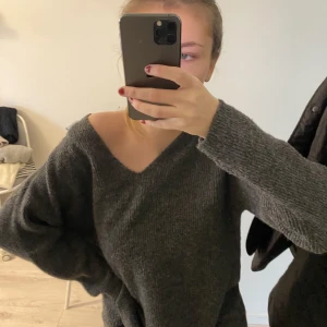 Stickad tröja - Jätte fin stickad tröja köpt på Vero Moda, säljer då jag tyvärr inte får någon användning av den. Den är använd en gång så mycket bra skick! Frakt tillkommer 🫶🏼 hör av er vid frågor eller fler bilder 🤗💕