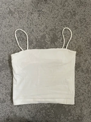 Två toppar för ett pris  - Du får båda topparna för 40 kr tillsammans.   Det vita linnet - från Gina Tricot (ord.pris 99kr)  Korta t-shirten - från New yorker (ord.pris 69kr) 