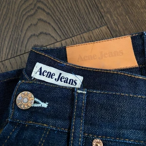 Acne Jeans Moc Raw  - Hej, säljer ett par Acne Jeans i nyskick. De är i storlek 31 32 och har en ganska ledig passform. Sparsamt använda och endast tvättade en gång. Vid och rak fit. Nypris runt 2000kr. Priset är inte hugget i sten. Hör av dig!