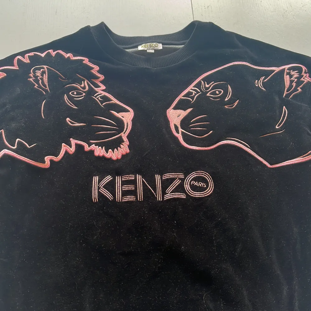 Jag säljer min kenzo tröja i storlek 152 (passar 160)💞Detta är för att den inte kommit till användning💓Nypris 1000kr mitt pris 400kr. Tröjor & Koftor.
