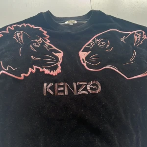 Kenzo - Jag säljer min kenzo tröja i storlek 152 (passar 160)💞Detta är för att den inte kommit till användning💓Nypris 1000kr mitt pris 400kr