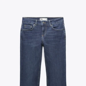 Zara lowaist bootcut jeans - Säljer mina fina poppulära jeans från Zara! Dom är andvända men inget som syns. Jag är 174 och dom är perfekta på mig. Stl 36 men passar mindre, Slutsålda butik och online. Om det blir många intreserade så blir det budgivning❤️