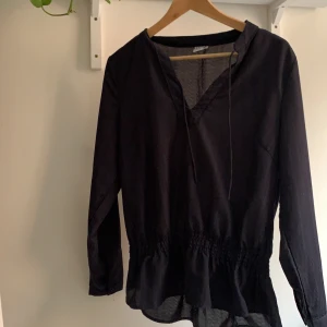 Blus - Fin marinblå blus!