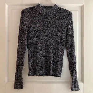 Festlig tröja - En svart festlig tröja med silvrigt glitter i sig. Fint skick. Från Monki. Storlek S. 50kr. 