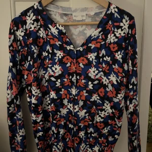 Blommig kofta - Blommig kofta, köpt secondhand. Strl M. Kolla gärna in mina andra annonser 🥰✨