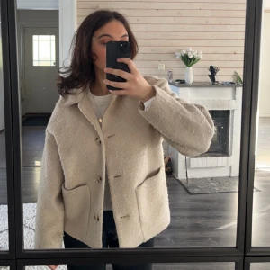 Kappa - Säljer denna snygga beige kappa från monki i stl S men passar XS och M💞 använt några gånger och den är lite nopprig men annars är det inget fel på den☺️