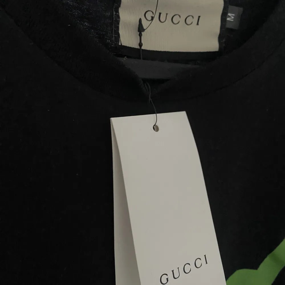 Gucci tröja 1:1 replika Aldrig använt. Storlek M Fraktas spårbart Skriv privat ifall du har några frågor!!. T-shirts.