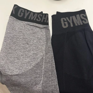 200 - Säljer två st gymshark tights i storlek XS.  Den ljusgråa har ett litet hål som kan förhoppningsvis sys ihop.  Dom är i fint skick för övrigt. 