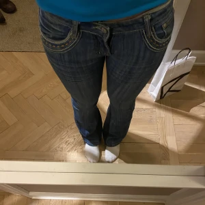 Lågmidjade bootcut  - Säljer dessa lågmidjade bootcut med snygga fickor. Säljs vid bra pris förslag då jag fortfarande älskar de❤️köpare står för frakt. Midjemått mätt rakt över: 37cm innerbenslängd 74cm