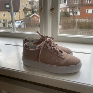 Axel arigatos skor  - Säljer mina fina axel arigatos skor i färgen rosa, säljer för att det inte kommer till andvändning💞 