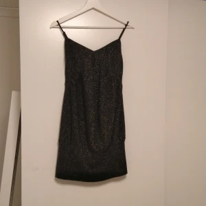 Glansig klänning  - Svart glansig klänning i bra skick. Fungerar både 34 och 36.