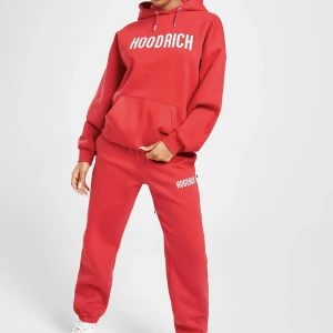 Hoodrich mjukisdress - säljer denna hoodrich mjukisdress pga det inte passade! använt 1 gång så är som nytt! nypris: 1040kr Djur finns i hemmet!   Hoodie: strl M Byxor: strl S