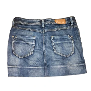 Y2k Jeanskjol - Y2k vintage jeanskjol. Superfin med strumpbyxor nu på vintern. Köpt secondhand. Supersnygg men tyvärr för liten för mig. Storlek xs-s. Passar någon 34-36. Midjemått: 35 cm längd: 33 cm