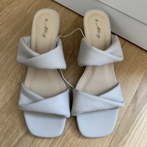 Klackskor - Låga klackar som passar till allt! Helt nya aldrig använda, från dinsko 