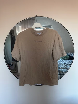 Alice & Bianca tröja - Säljer min tröja då den inte används. jättefin beige färg och lite skrynklig nu för den legat i en låda. storlek S och i fint skick. 